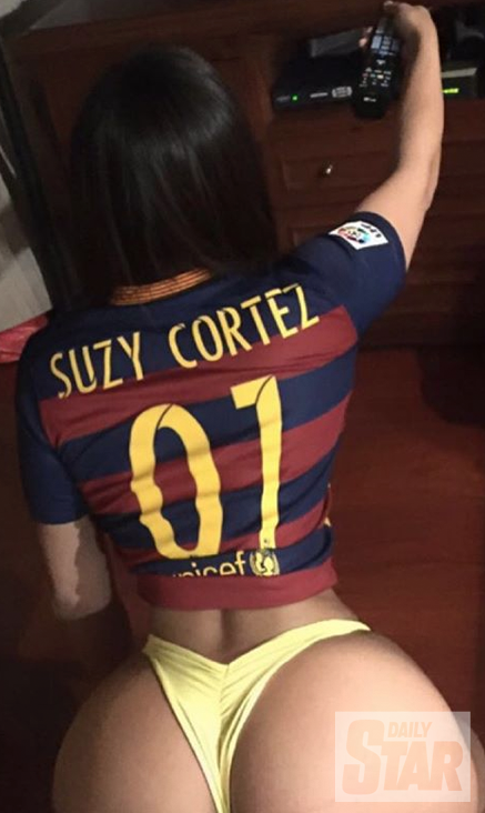 RT @DStarPics: .@SuzyCortez_ adding salt to @Arsenal's wounds in her @FCBarcelona shirt #AFCvFCB https://t.co/4CGQlRkwYP https://t.co/p78Ph…