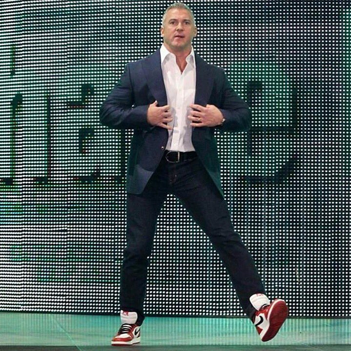 Really was pumped to see SHANE-O-MAC on monday night raw. Oh... Perfect outfit btw. https://t.co/A7rYZwR6U2