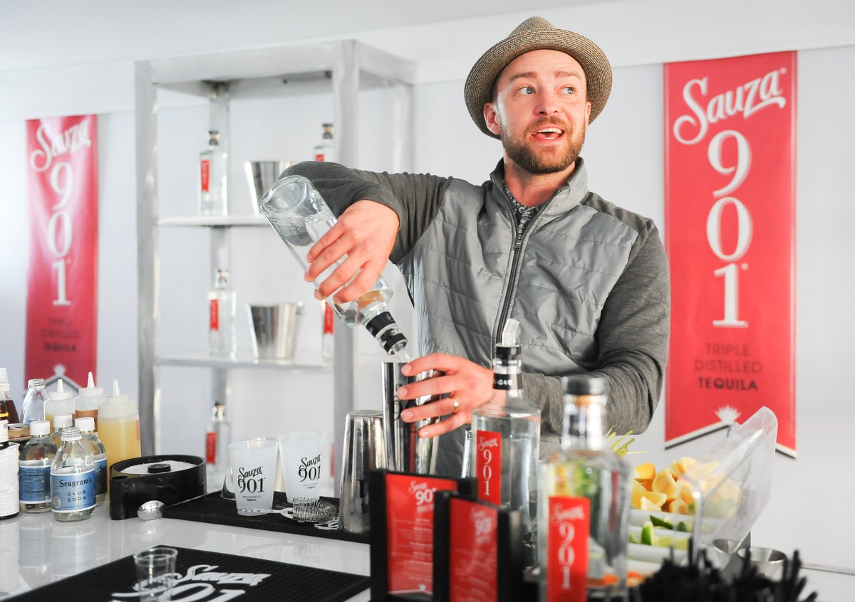 RT @Sauza901: Not only is @jtimberlake golfing w/ the pros this weekend at @attproam, but he's also mastered the perfect pour. https://t.co…