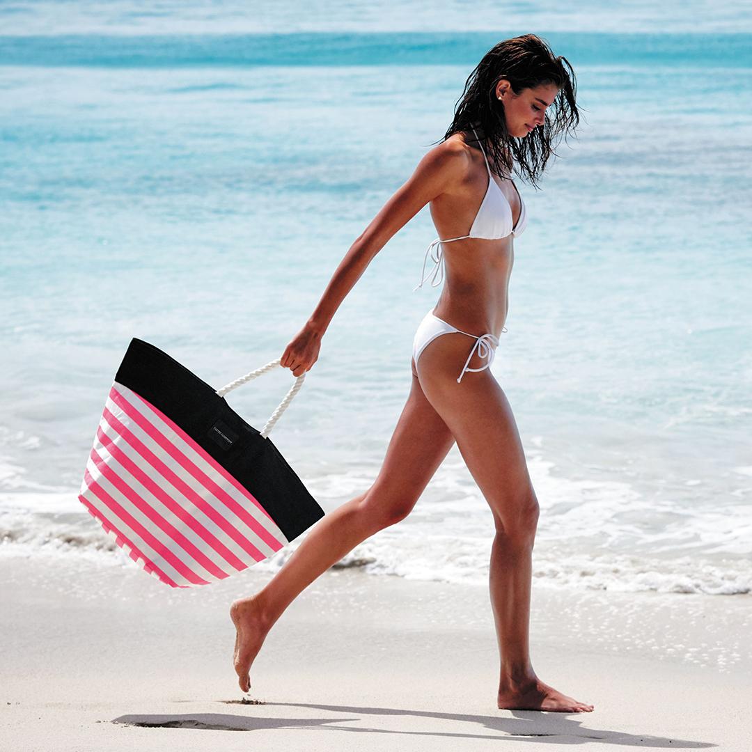 #OwnTheBeach in this tote, FREE when u spend $65 on swim for a limited time! (US/CAN only) https://t.co/jZKFsh4stT https://t.co/Z83JKbjKYz