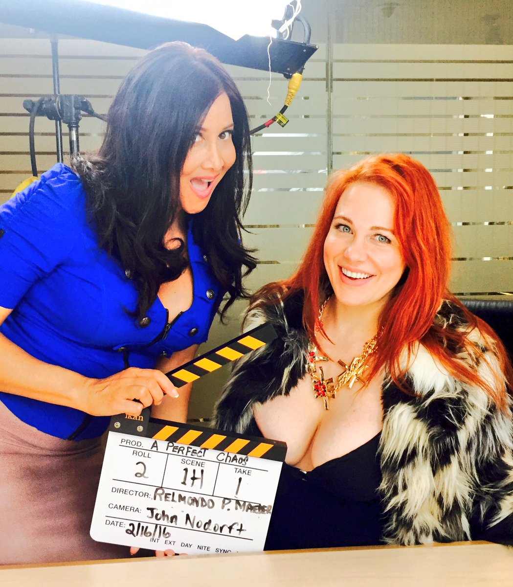 Boob Clap! ????????RT @deanamolle1: #aperfectchaos on set @MaitlandWard #filming #comedy #containerwars #ocgolddiggers https://t.co/l5WcYrHPKy
