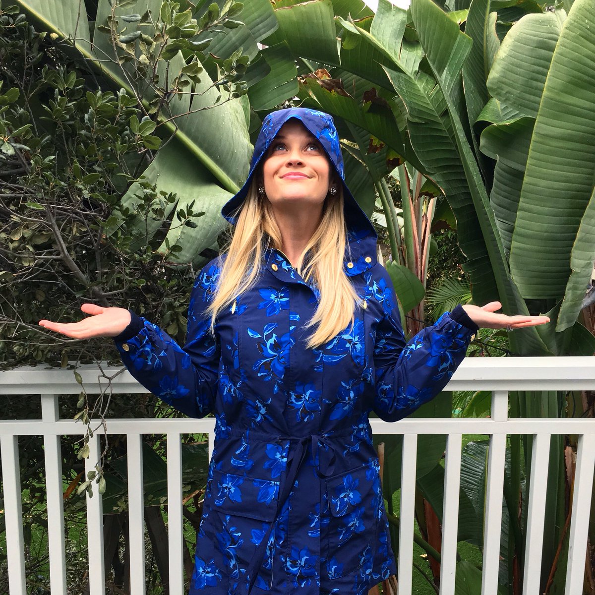 Loving the rain in my new @draperjames coat!! ☔️ ???? #RainyDays https://t.co/QQ2898zsLK