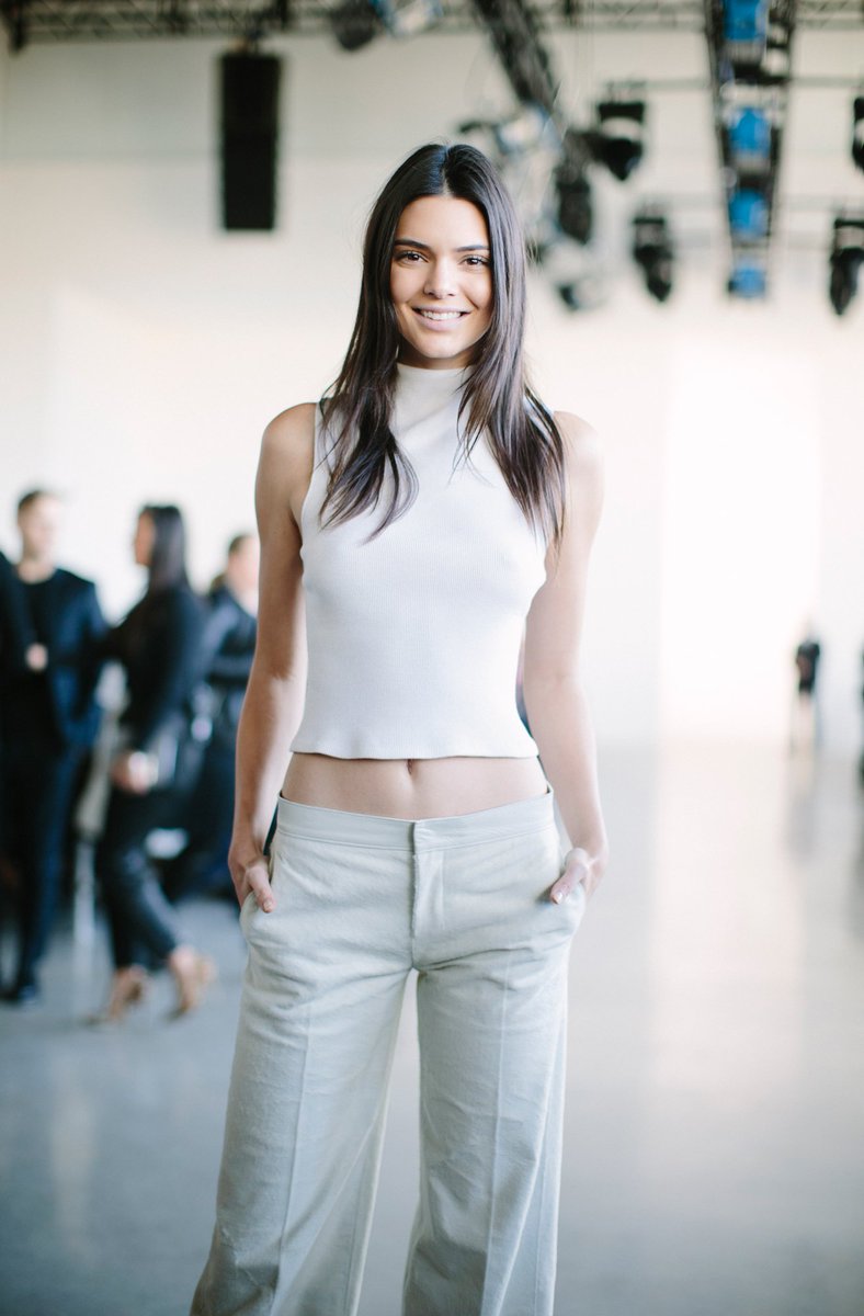 RT @CalvinKlein: .@kendalljenner stands tall at the F16 runway show. See the full story on Snapchat: calvinklein #mycalvins #nyfw https://t…