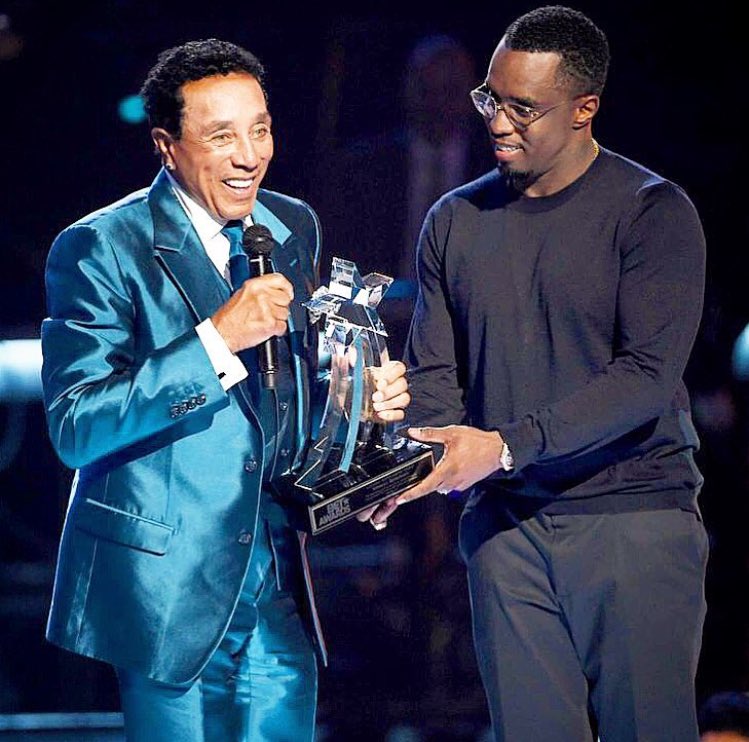 Happy birthday @Smokey_Robinson! ???? https://t.co/jIdRZO4hzK