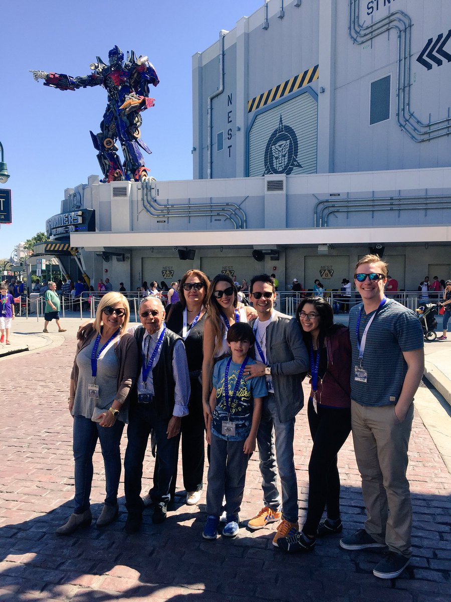 Happy Sunday! With family at Universal Studios. Feliz domingo.  Con la familia en Universal Studios @UniversalORL https://t.co/l7RYFAHTEa