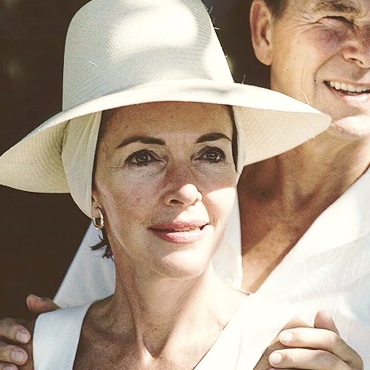 This amazing First Lady, #NancyReagan. A leader who exuded warmth, grace & compassion. #RIP #MondayMuse???? https://t.co/34Zkasnp1d