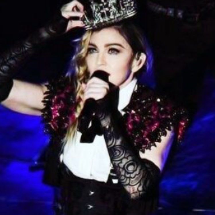 Queen for a day in Manilla ????!!!! We had so much fun!!!????????Thank you ❤️ #rebelhearttour https://t.co/yAGPZRS3A8
