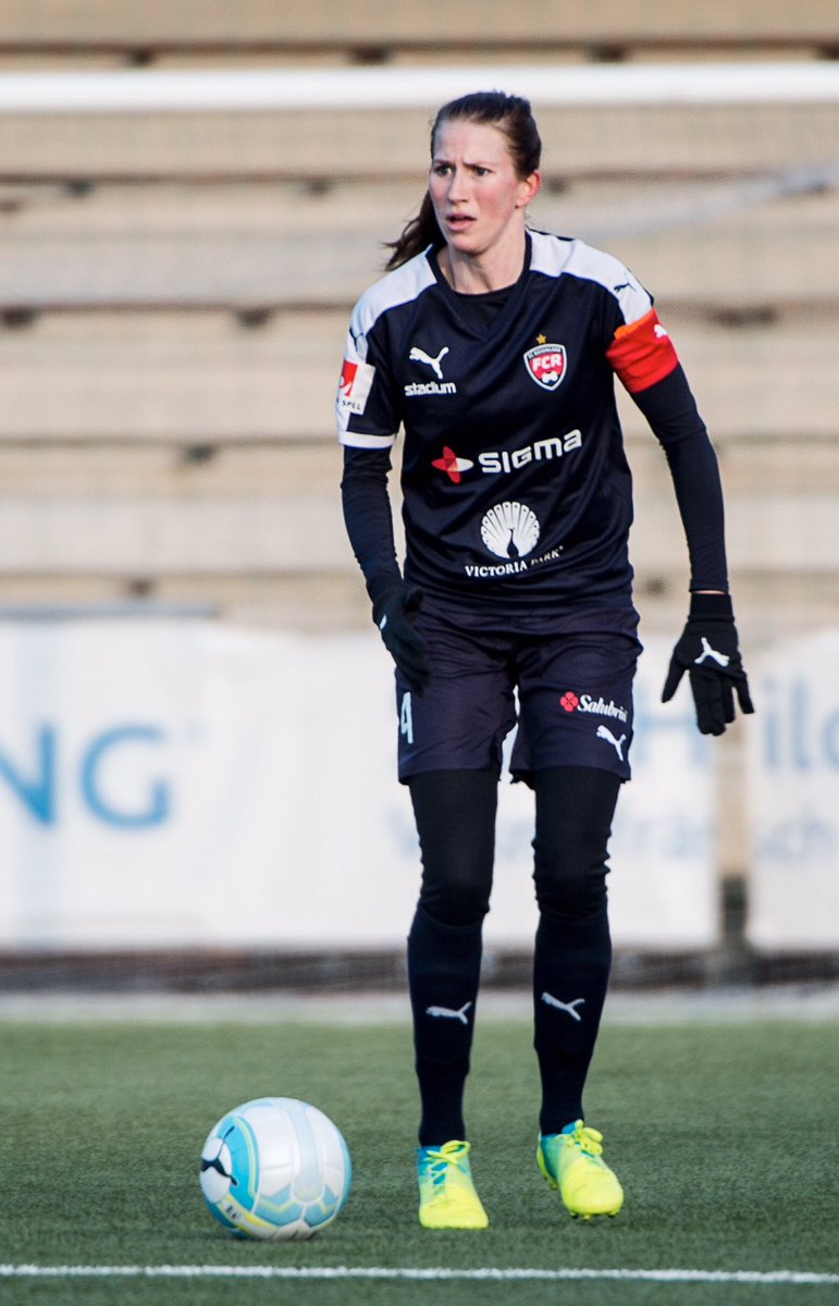 Bra start på säsongen, 3-0 mot kdff. Hon här va hyfsad.. @EmmaSoBerglund @FCRosengard #strå #puma #svcupen 