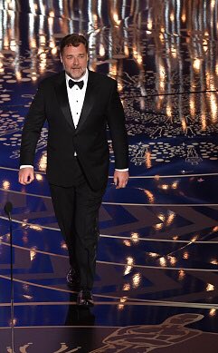 RT @armani: The always dapper @RussellCrowe takes the #Oscars stage in a #GiorgioArmani tuxedo. #ArmaniStars https://t.co/A4ScPcI5we