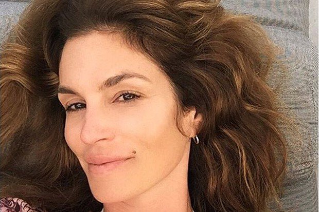 RT @CELEBUZZ: Fresh-faced @CindyCrawford leads our gallery of makeup-free celebs: https://t.co/kNtVXTe7VR https://t.co/vjH3yMZZCD