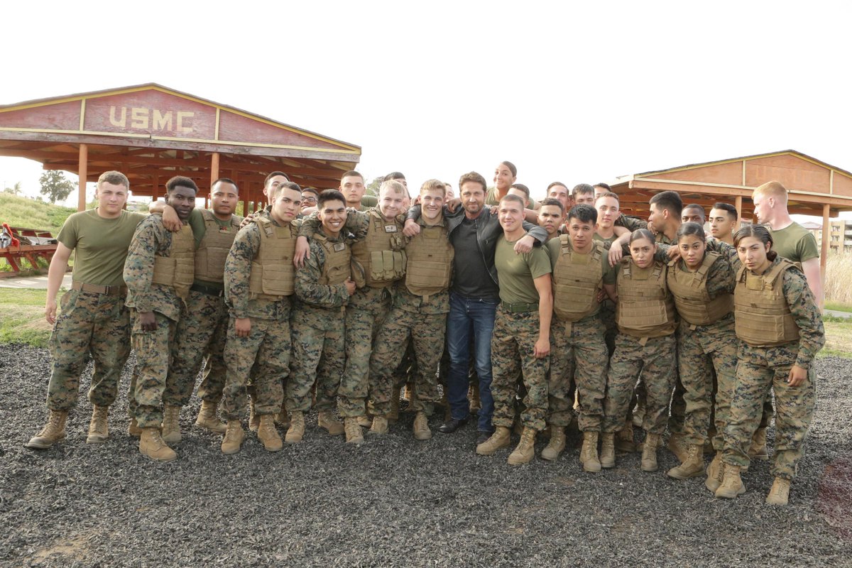 RT @londonfallen: Today is National #HugAGIDay so let’s #FBF to @GerardButler visiting the troops at #CampPendleton last Friday! https://t.…