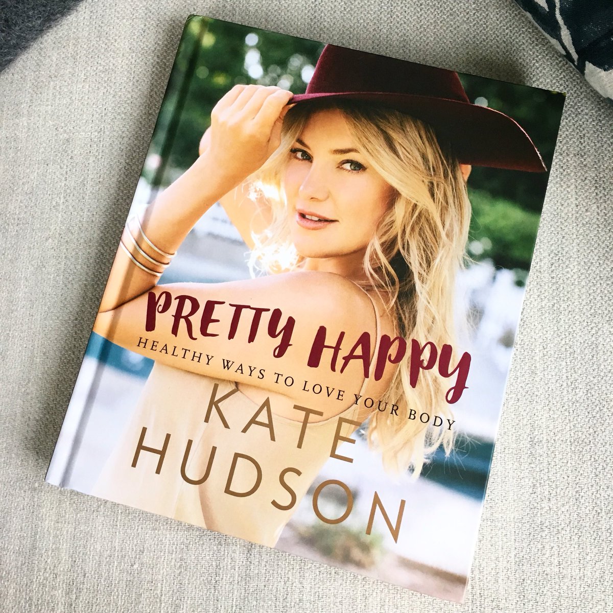 Curling up with #PrettyHappy ???? #KateHudson is one of the happiest people I know, so this should be good???? #RWBookClub https://t.co/8AdEJ9unds