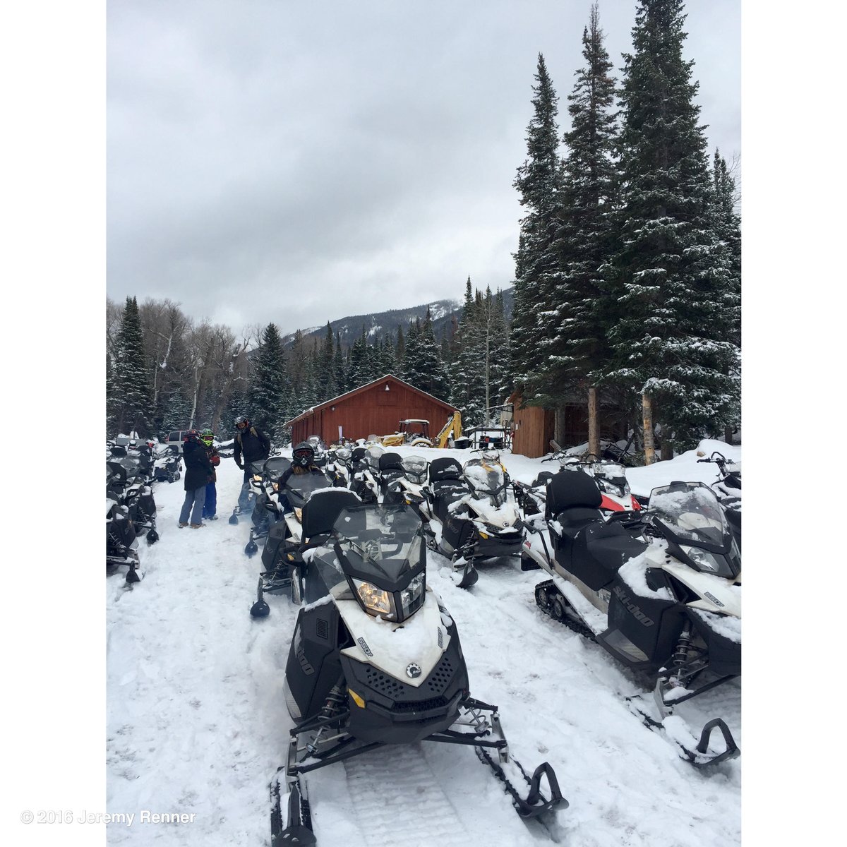 Heavy traffic today;) #moutainmoment #sledparkinglot https://t.co/ws62uqljJQ