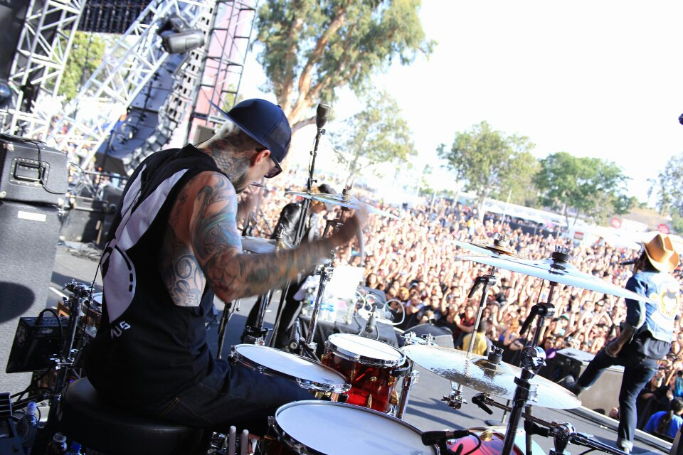 RT @remopercussion: Travis Barker playing at Self Help Fest #teamremo #drumheads #remo #drums #selfhelpfest @travisbarker @SelfHelpFest htt…