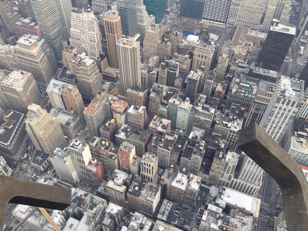 This is what it looks like from the top of the Empire State Building !! #dontlookdown #IWD2016 #HeForShe 
