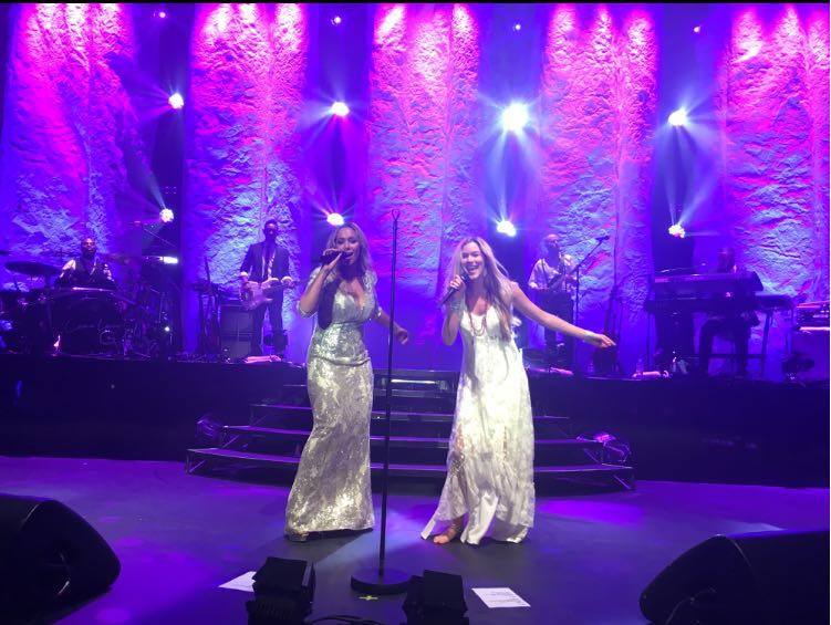 Ending the tour on a high note! Thank you @jossstone for joining my last show ???? #IAMTour https://t.co/zEYn2s205B