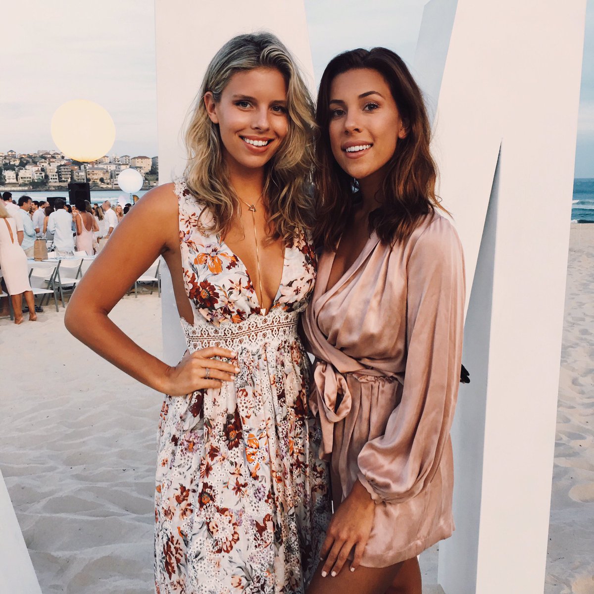 Pastel dress code ???? Such a beautiful sunset at Bondi @devinbrugman https://t.co/ZvEwzEYOiL