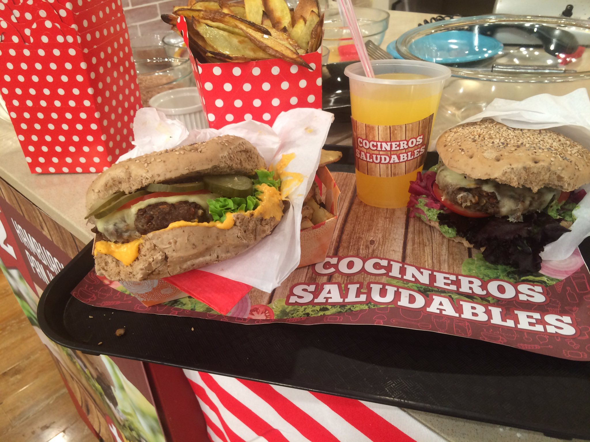 Se viene la Hamburguesa hiper nutritiva en @cocinerosarg con @ximena_saenz @juanitoferrara @SivoriDiego @TV_Publica https://t.co/i1nYj6ezgW