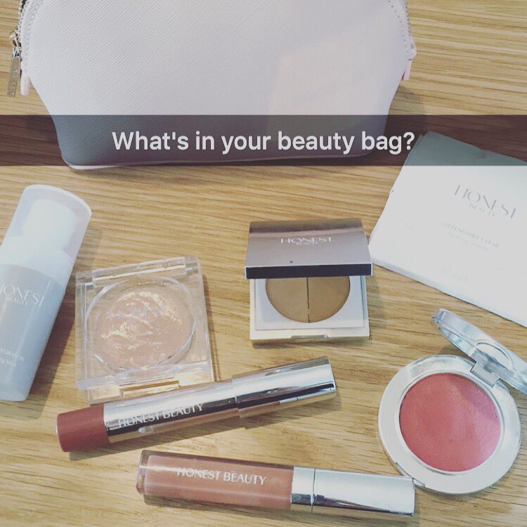 Here's what's in my bag -tell me what's in yours @ultabeauty @Honest_Beauty https://t.co/MV8yh96Msg https://t.co/DAhx9EbaWX
