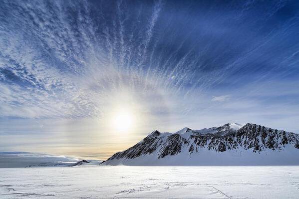 RT @MeredithFrost: Gorgeous Sunrise in Antarctica, by photographer @chrismichel https://t.co/NsM9XboYqv