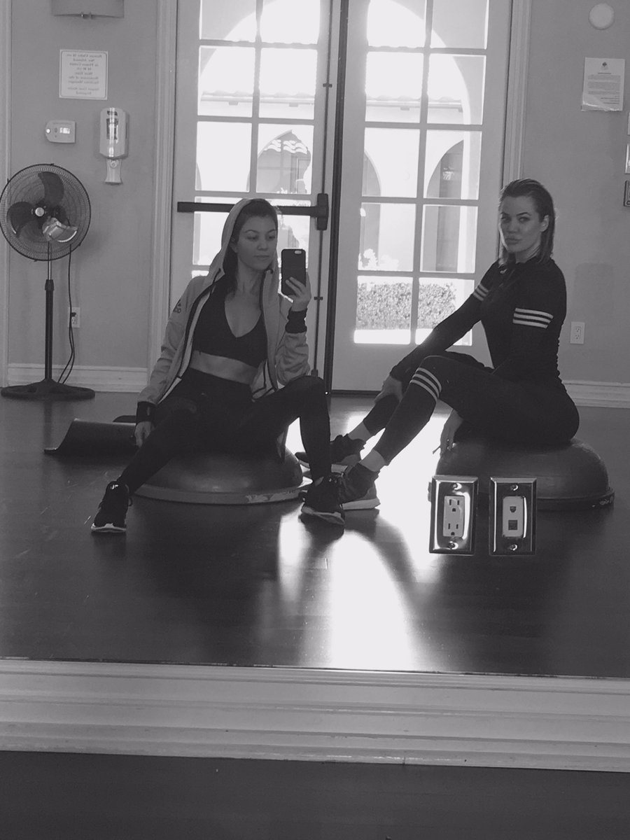 Can you believe my sisters abs?@kourtneykardash I see you boo!!!! I miss my workout buddy!!! You're my motivation! https://t.co/kCBSIWA37e