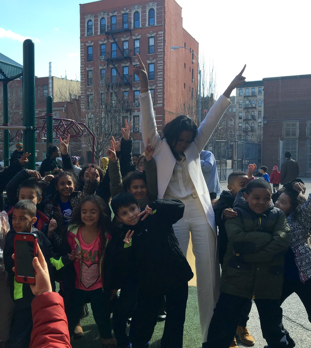 RT @EdAlliance: #Rockstar @KELLYROWLAND poses with our young future rockstars in our outdoor space at PS 64. Our kids love her! https://t.c…