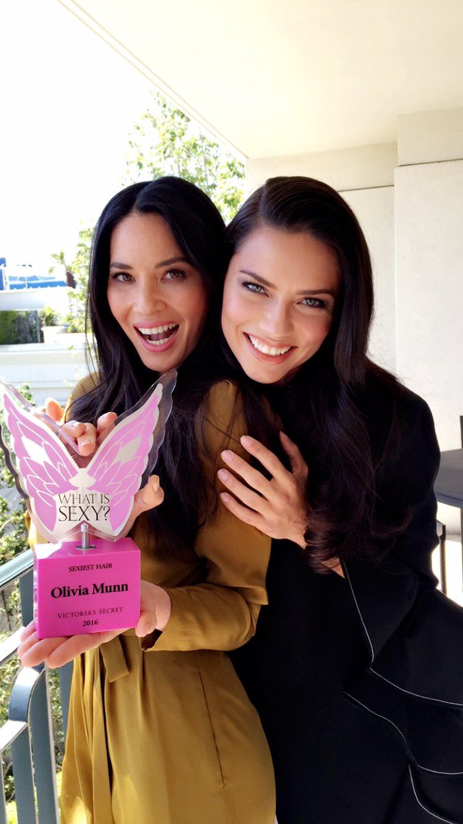 NOW on Snapchat @AdrianaLima surprised #WhatIsSexy Sexiest Hair, @oliviamunn! (More at ????: victoriassecret) https://t.co/SyqWCACMsu