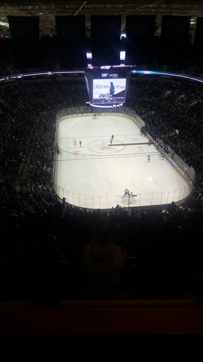 Idag hyllas Douglas Murray i San Jose Sharks SAP Center, han släppte precis pucken innan match start #sjsharks 