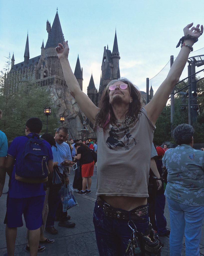 WITCHCRAFT WIZARDRY AND ((WAND))ERING HERE AT @UNIVERSALORL https://t.co/5dXWLhHtnU