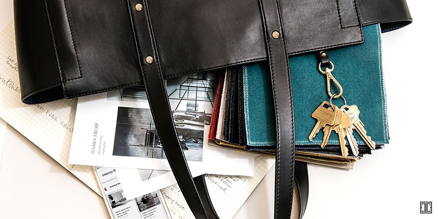 #ITtheSpill: See what uber-chic interior designer, #JessicaVedel, keeps in her handbag: https://t.co/q6j0HFcqVr https://t.co/RamVfxe0EV