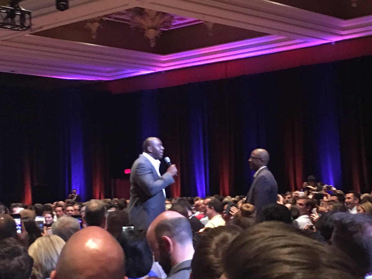 ShipperHQ: .@MagicJohnson walking the aisles, getting pictures taken, all while telling his story. #MagentoImagine https://t.co/w1CrEDzyyM