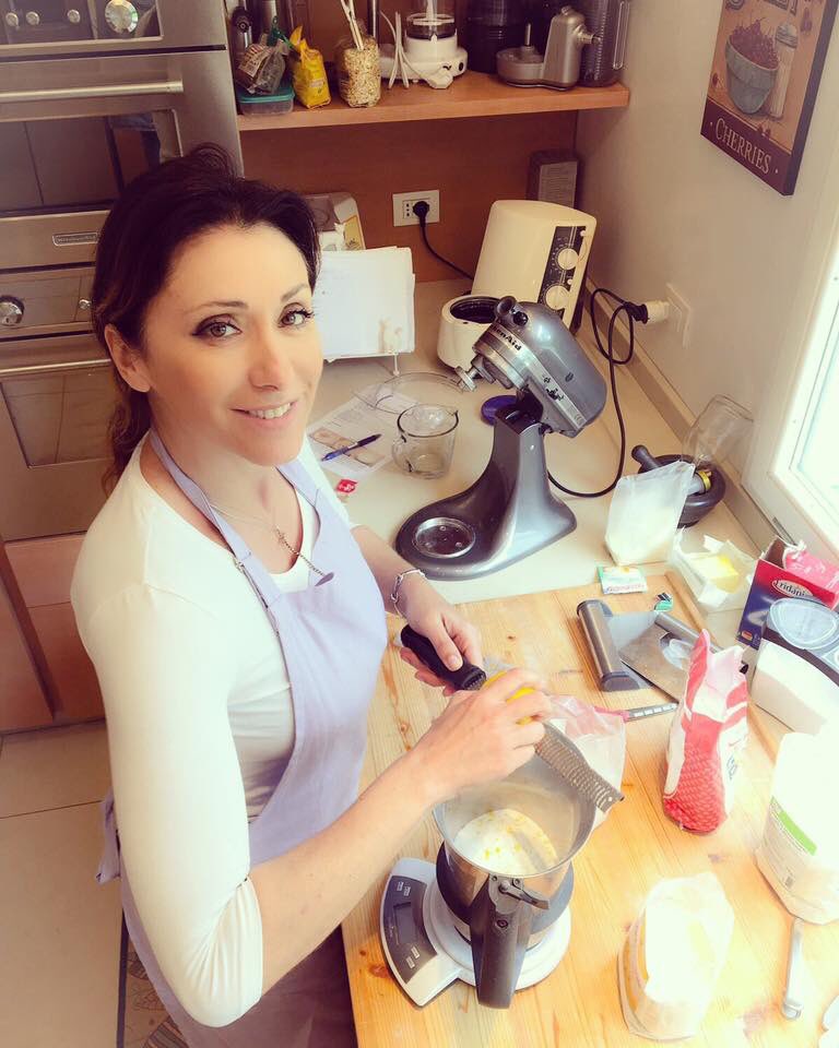 Lezioni di cucina dalla mitica cuoca Rossana !!  #iosperiamochemelacavo #soulfood #casatiello #tortaalcioccolato https://t.co/dFxQqHY6T8