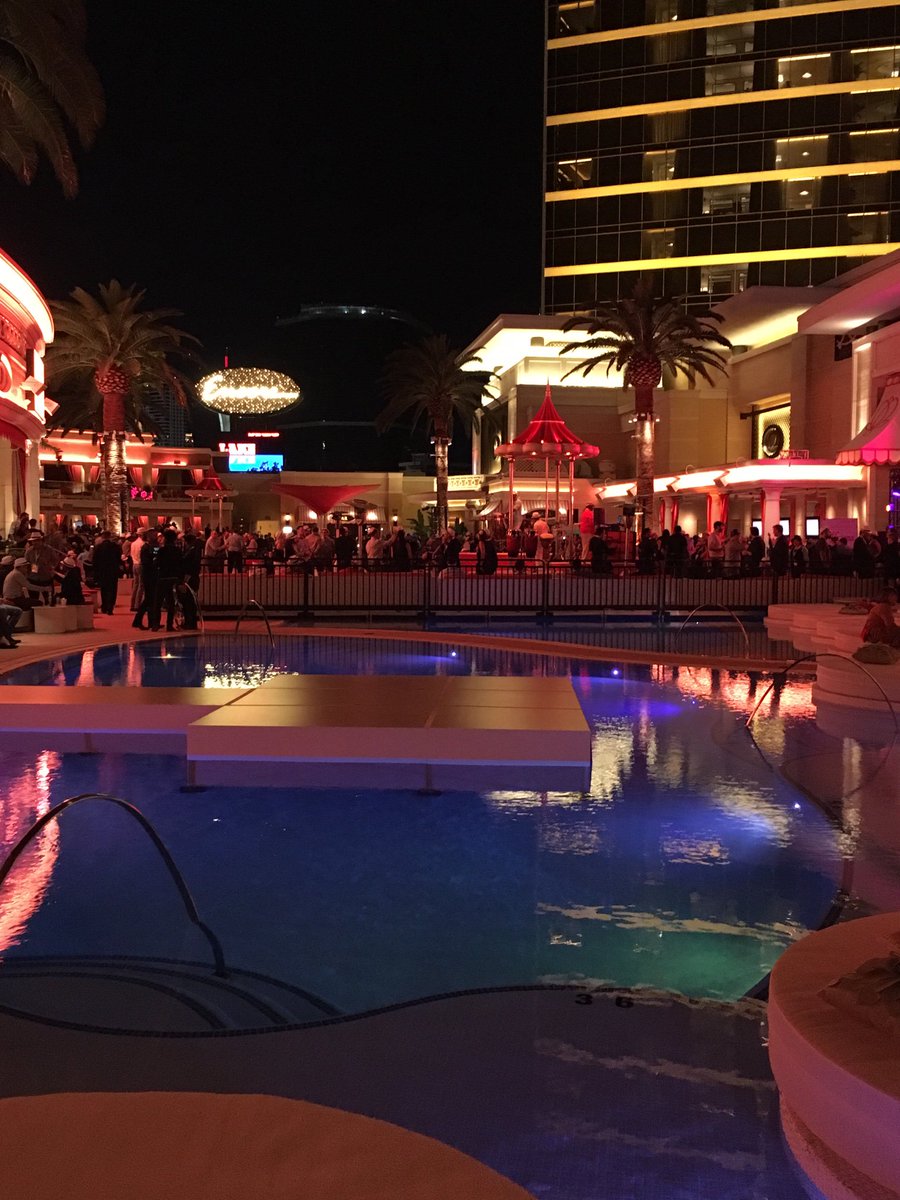 mediaspa: Chillin' out poolside last night at #MagentoImaginennJust beautifulnn#RealMagento @magento #ecommerce #MagentoCloud https://t.co/tEuUTDZ7UD