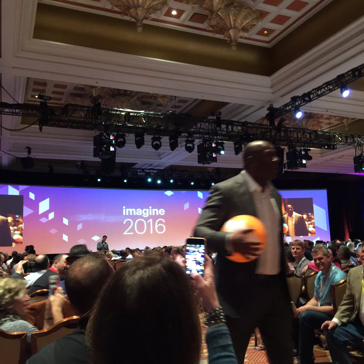 JoshuaSWarren: Did you see Magic Johnson carrying @Creatuity beachball? We have a few more to give away-find me at #MagentoImagine https://t.co/yG4LNNBEIB