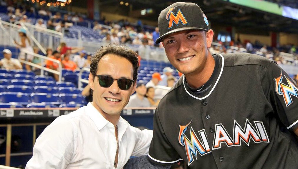 RT @LosMarlins: .@MarcAnthony nos visita hoy en @MarlinsPark. Súper fanático de #LosMarlins. Aquí junto a @MRojasOfficial. https://t.co/gAM…