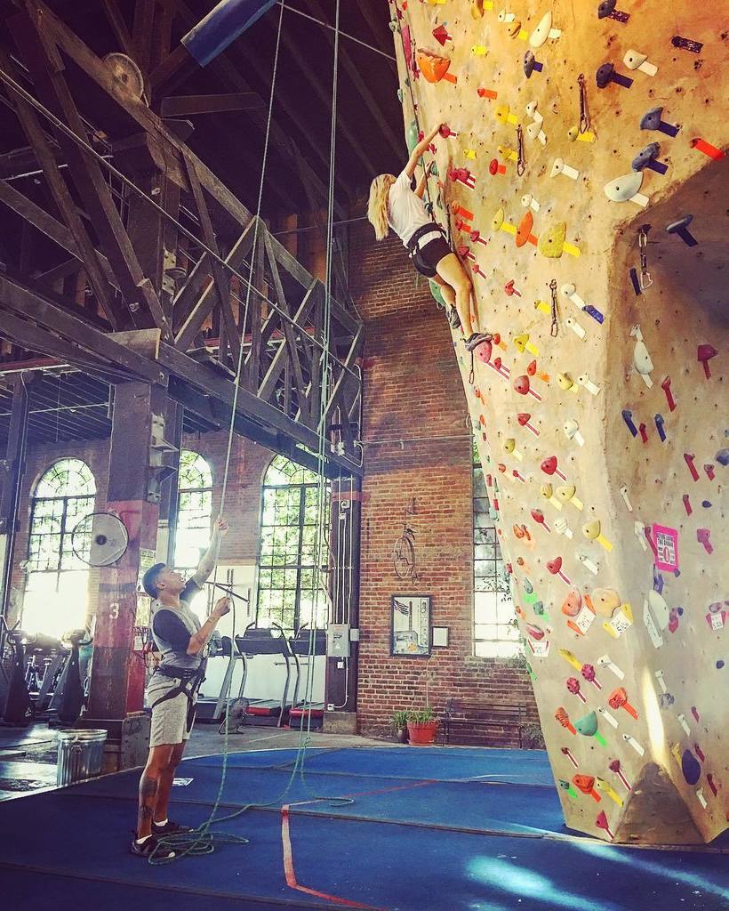 RT @KolaBello: Rock climbing with the boss lady @elliegoulding #daysoff #deliriumworldtour https://t.co/7SBvsD4YIj