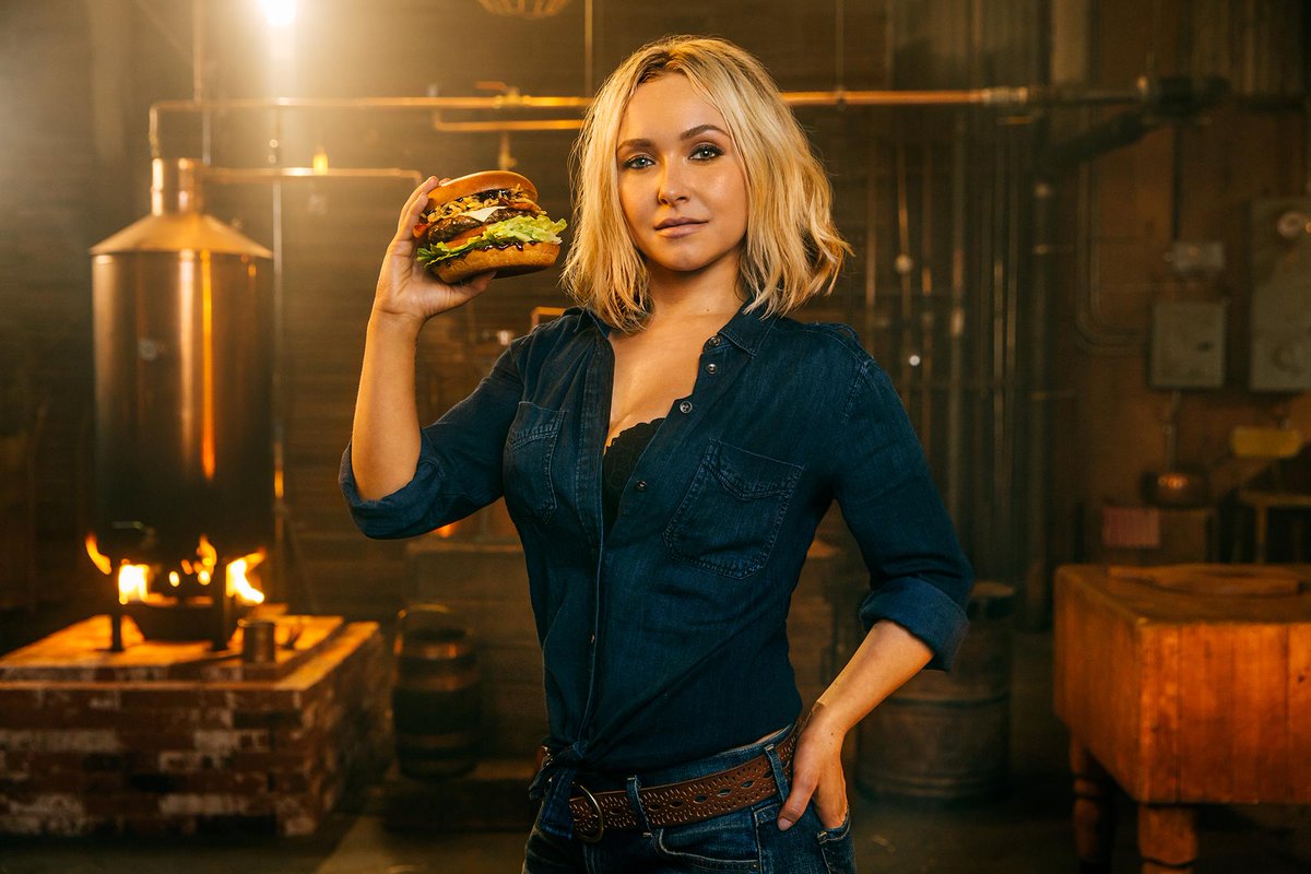 Who's hungry? @carlsjr @hardees #ad #MoonshineBurger https://t.co/5rWguuxniM