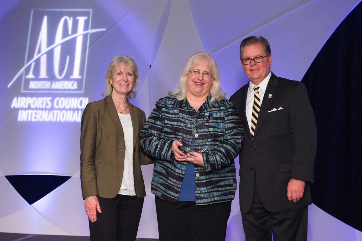 It was a standing ovation at last nightâ€™s airports awards for @PHXSkyHarborâ€™s Kucharz