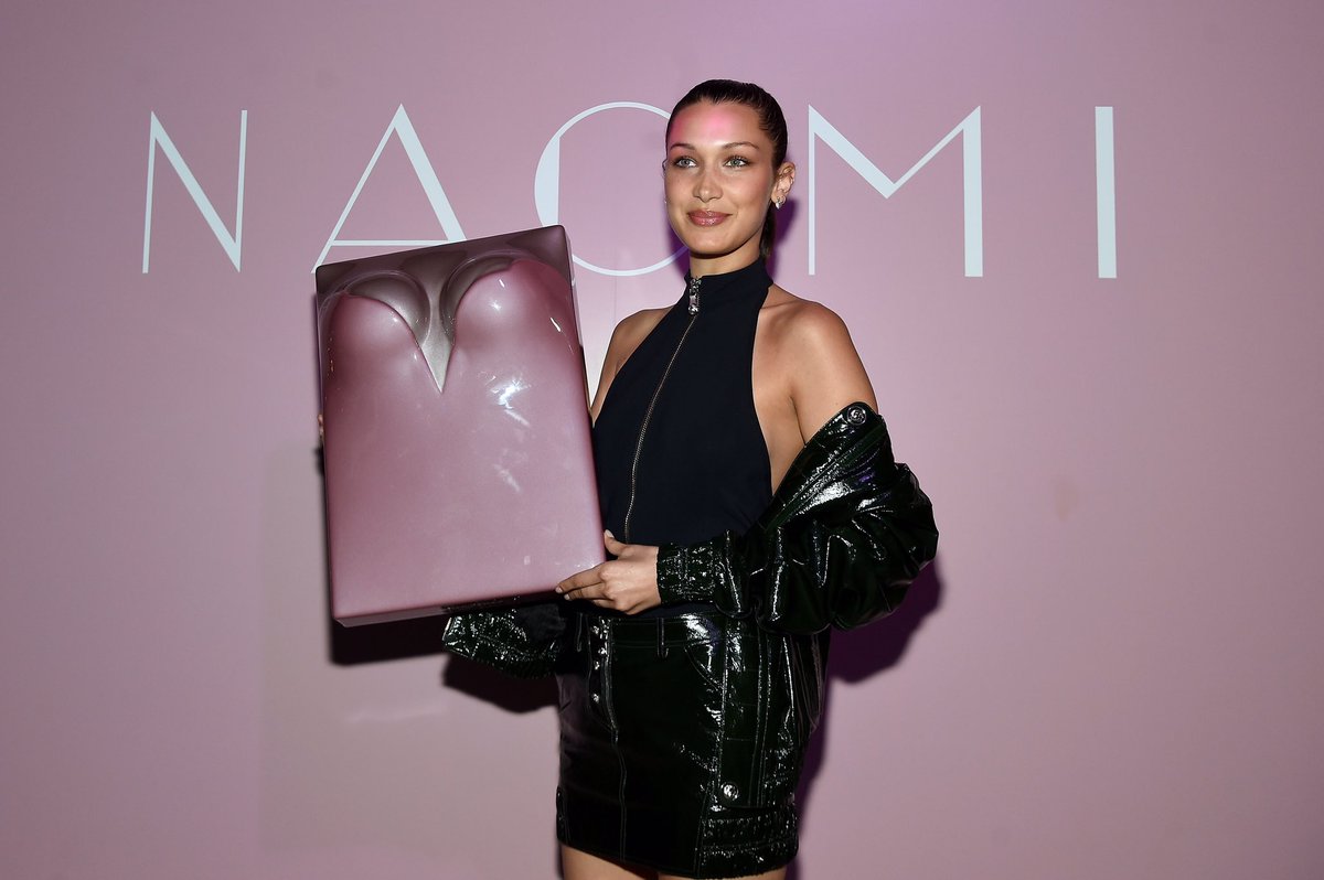 RT @marcjacobs: The lovely @bellahadid with @NaomiCampbell's new book, NAOMI #MJxNAOMI https://t.co/qSiPdfyUwX