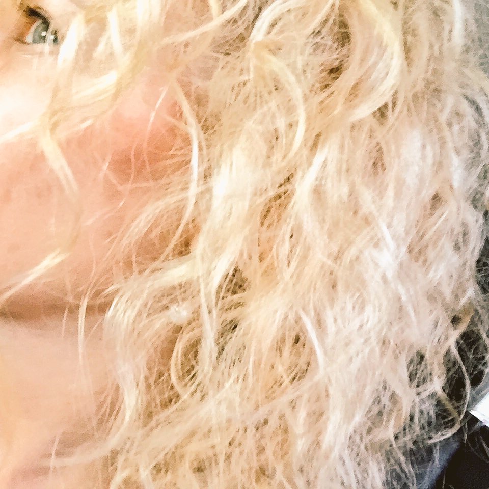 Some things never change..... #curls #backtobasics https://t.co/emIdEDxNBR
