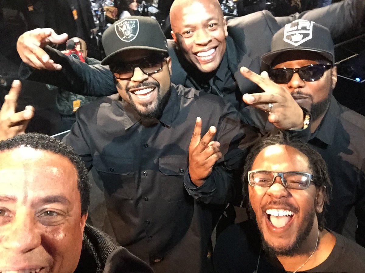 NWA with Kendrick on stage at the Rock n Roll Hall of Fame ceremony! #RockHall2016 https://t.co/TH4fWXraND