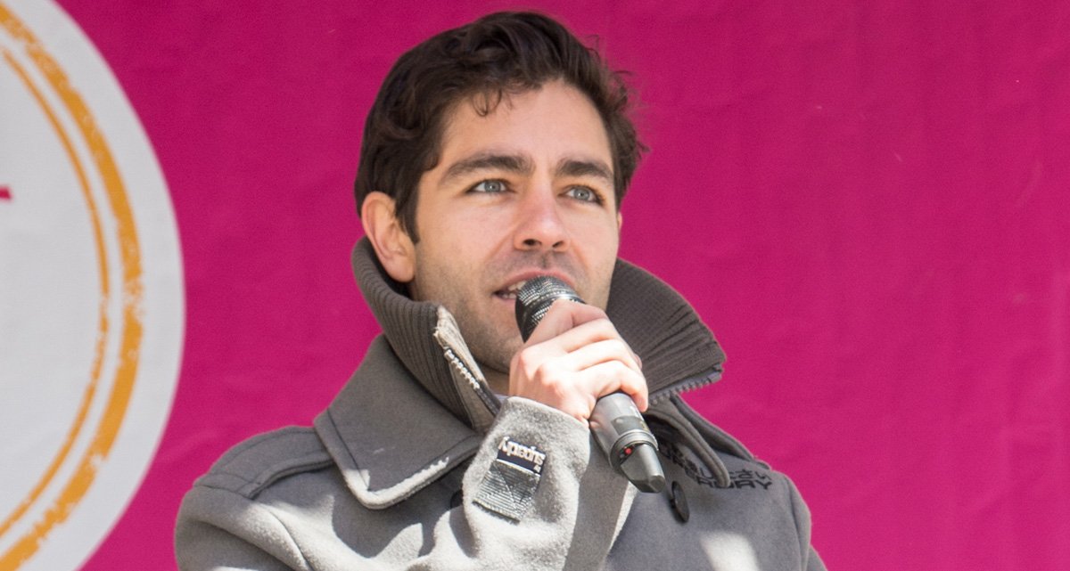RT @JustJared: .@adriangrenier took part in the Day of Doing Good in NYC over the weekend: https://t.co/964Ll8lVzC https://t.co/nvigcxTp0F