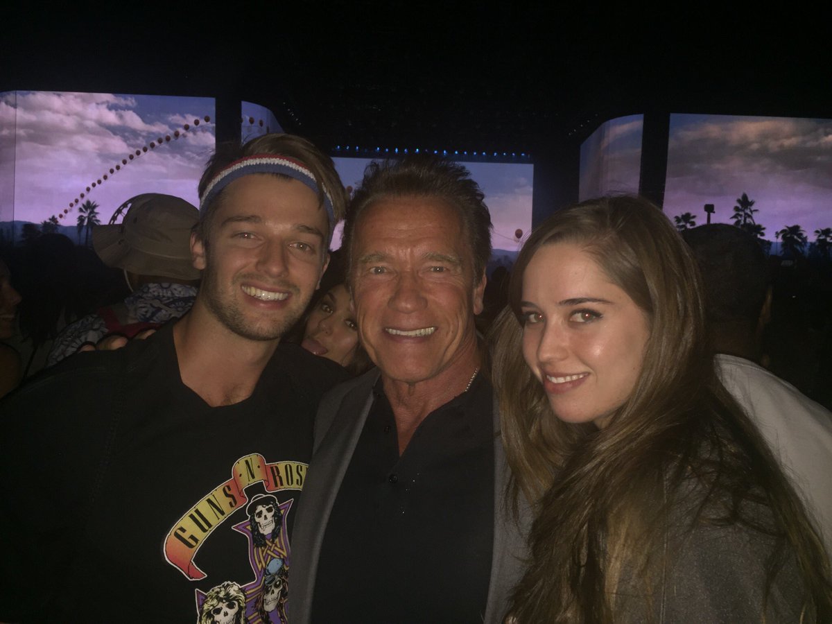 Hanging with the cool kids at #Coachella! Thanks @PSchwarzenegger and @CSchwarzenegger for a fantastic time. https://t.co/jvjetykZXu