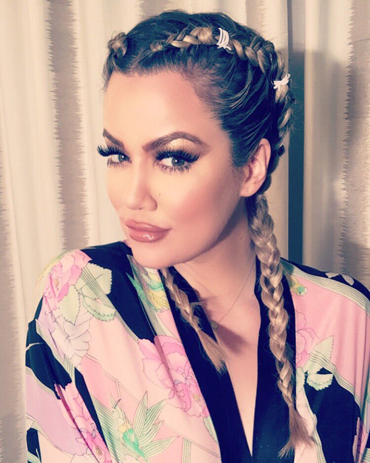 I feel left out of the coachella shenanigans so I went with braids today. Bringing coachella to me ???? https://t.co/3yGoykNpZ1