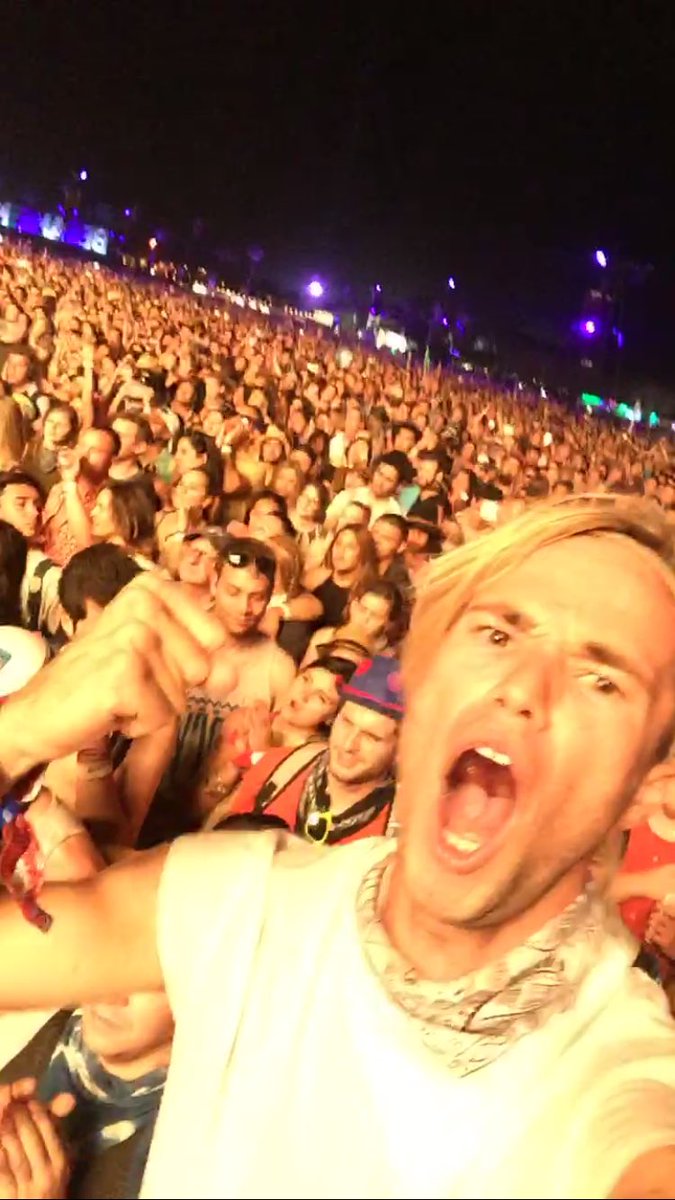 RT @Nickkprete: Pictured here is me aggressively screaming in a crowd of people in front of @elliegoulding I hope she noticed me https://t.…