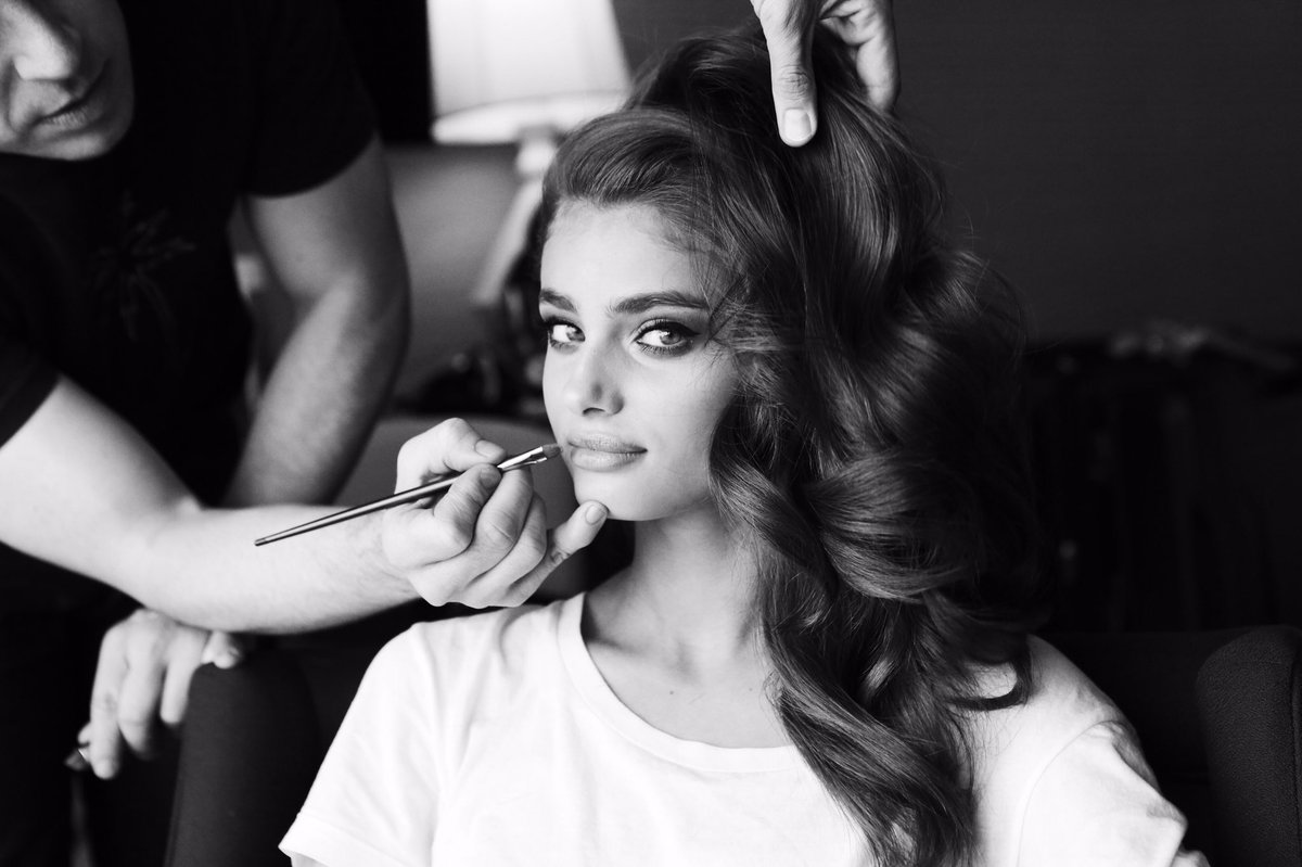 Starting today with the gorgeous @TaylorMarieHill in LA. Follow today on ????: victoriassecret https://t.co/YwXvK7uD9r