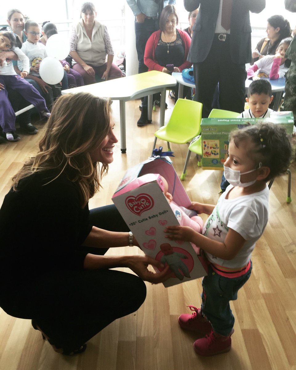 No better way to spend the day than  bringing toys to kids at Central Military Hospital. ❤️ https://t.co/diQ8zVBFxs https://t.co/naiNASmS3o
