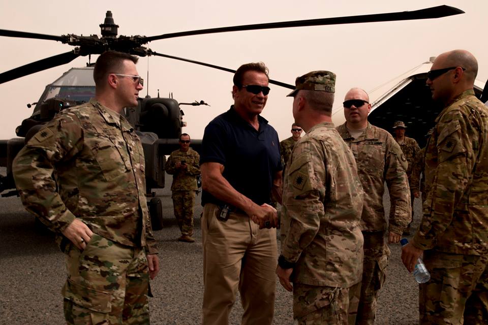 RT @usarmycentral: Arnold @Schwarzenegger meets with #USArmy Soldiers in #Kuwait and receives a coin from @theCaGuard's 40th CAB. https://t…