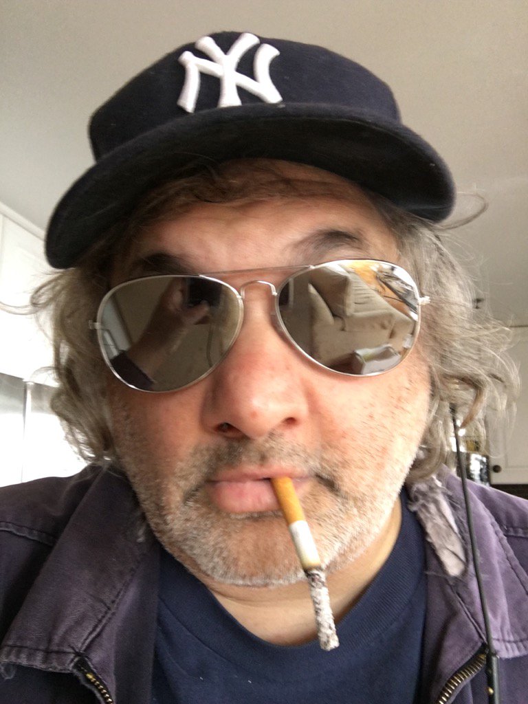 Artie Lange røyker sigarett (eller hasj)
