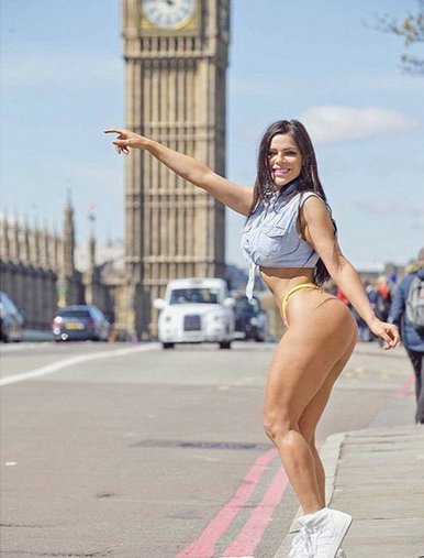 RT @TelemundoEnt: ¡En tanga! #MissBumBum paseó en las calles de #Londres causó revuelo [FOTOS] https://t.co/t0xlmDPmSe https://t.co/yoliLS9…